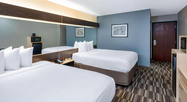 Четырёхместный номер Standard Microtel Inn and Suites by Wyndham Columbus North