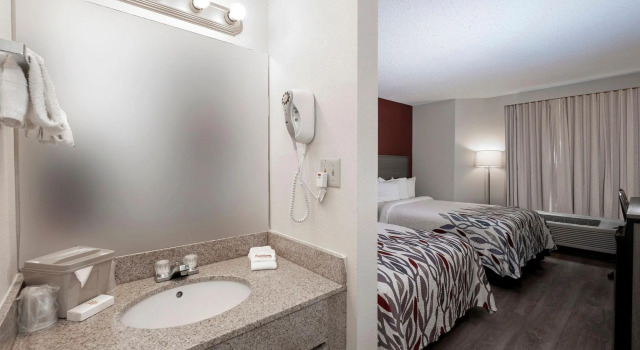 Четырёхместный номер Deluxe Red Roof Inn Clifton Park