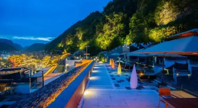 Shanheshi 360° Panoramic Skyview Guesthouse (Zhenyuan Ancient Town), Prenota Hotel Qiandongnan Cina
