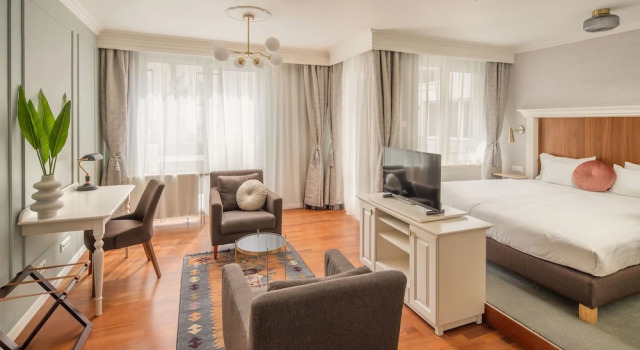 Полулюкс Superior с балконом Queens Court Hotel & Residence