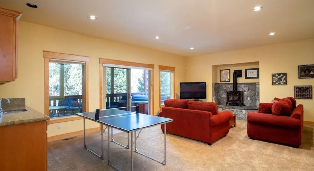 Hillside Mountain Creek Haven 4 Bedroom Home