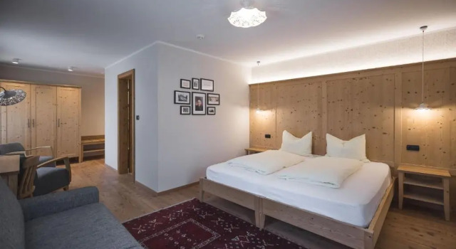 Полулюкс Emma Historic Hotel