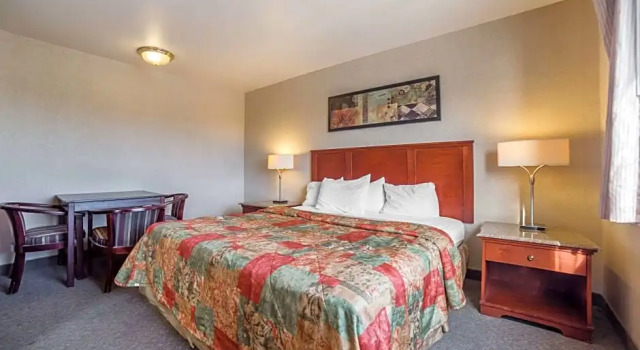 Четырёхместный люкс Rodeway Inn & Suites Nampa
