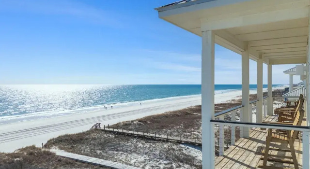 Коттедж с балконом Shipfaced Beach House