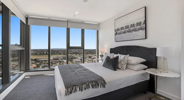 Chic 1-bed With Parking, Gym, Pool & City Views, Book Apartment Melbourne 