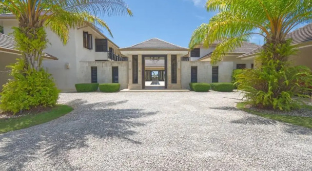 Коттедж Dramatic Luxury Villa With Golf and Ocean View Walking Distance From the Beach