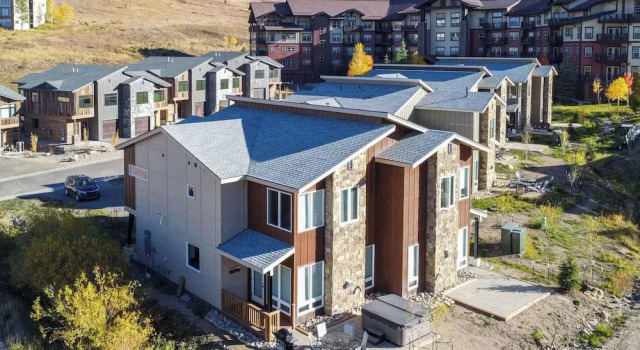 Ski-in/ski-out Granby Townhouse w/ Private Hot Tub, Забронировать Апартаменты/квартира Отели Грэнби с парковкой, рядом с Quick Draw Express, Парковка