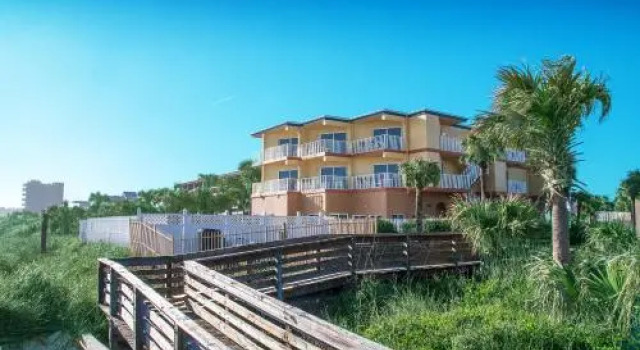 Sunisands Ocean Front Resort, Забронировать Курортный отель Отели Нью-Смирна-Бич 3 звезды, рядом с Поле для гольфа Detwiler Park, 3*