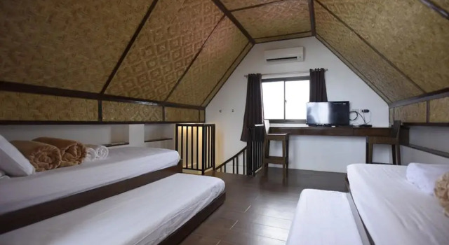Główny pokój z widokiem na ogród Nalu Surf Camp