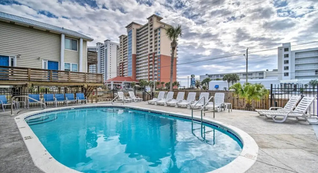 Апартаменты с 2 комнатами с балконом Gulf Shores Condo w/ Pool & Grill: Walk to Beach!