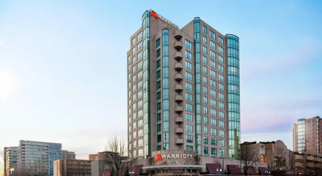 Полулюкс с видом на город Vancouver Airport Marriott Hotel