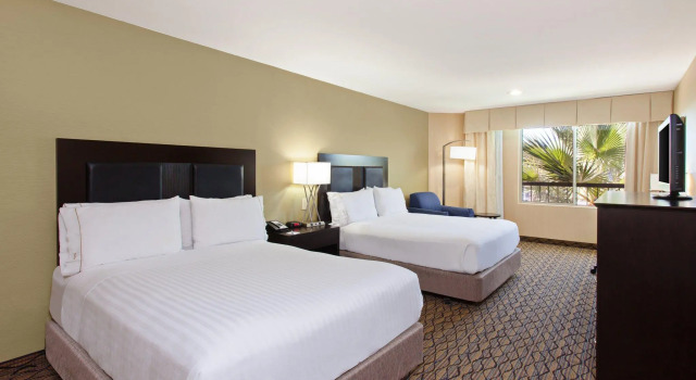 Четырёхместный номер Standard Holiday Inn Express Newport Beach by IHG