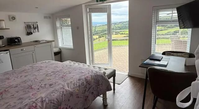 1 Bed Cabin-sleeps 2, Hot Tub, Garden, Pets, Views, Varaa Lomakoti Mökit kohteessa Merseyside, Mökki