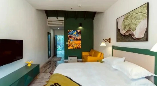Кровать в общем номере Xikairui Hotel