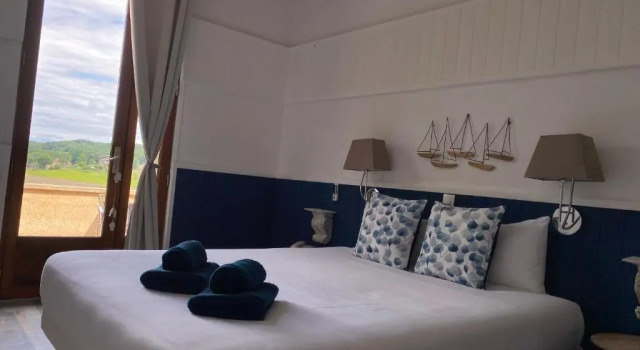Трёхместный номер Comfort Hôtel Bien-Être Aux Cyprès de Marquay-Calme et élégance-Laissez-vous porter par une ambiance chaleureuse où chaque instant compte-Découvrez un havre de paix où nature et confort se marient pour vous offrir une expérience unique- Réservez dès aujourdhui