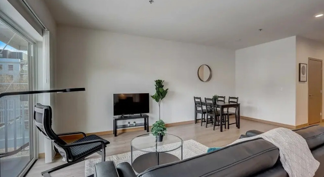 Chic Central Apartment with Free Parking, Забронировать Апартаменты/квартира Апартаменты Милуоки, рядом с Областной технический колледж Милуоки, Апартаменты/квартира
