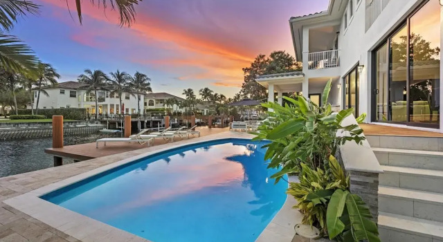 Waterfront Villa in Hollywood! Heated Pool and Game room, Забронировать Отель Голливуд-Бич Панхэндл Флорида, рядом с Норт-Лейк