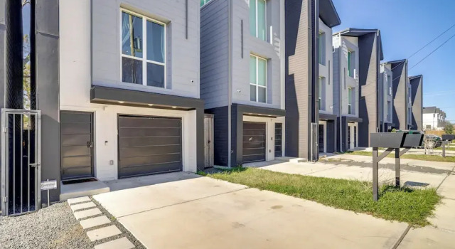 3 Mi to Dtwn: Modern Townhome w/ Yard in Houston