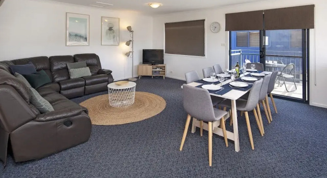 Silvertrees 5 - Central 3BR Townhouse l Lake Views l Spa l BBQ l WiFi, Забронировать Дом для отпуска Виллы Джиндабайн, рядом с Озеро Джиндабайн, Вилла