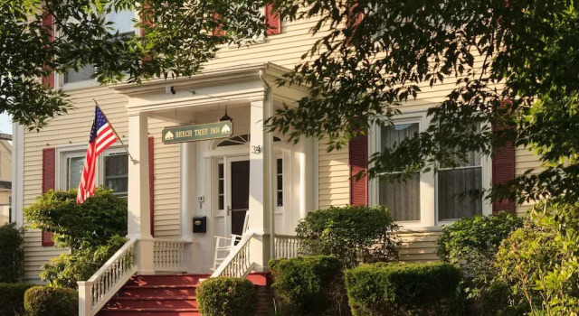 Beech Tree Inn and Cottage, Забронировать Дом для отпуска Отели Ньюпорт с парковкой, рядом с Развлекательный центр Ryan Family Amusements, Парковка