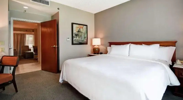 Двухместный люкс c 1 комнатой Embassy Suites Little Rock