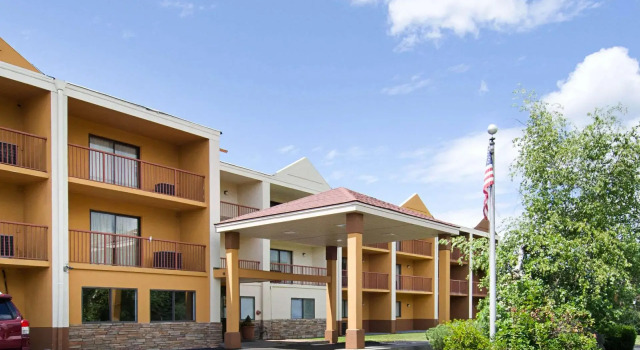 Кровать в общем номере Quality Inn & Suites Worcester MA