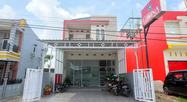 RedDoorz Plus At Lovina Inn Tonrangeng River Side, Book Hotel Hotels in Sulawesi with Parking, Parking