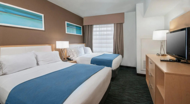 Четырёхместный номер Standard Holiday Inn Express Hotel & Suites San Antonio - Rivercenter Area by IHG