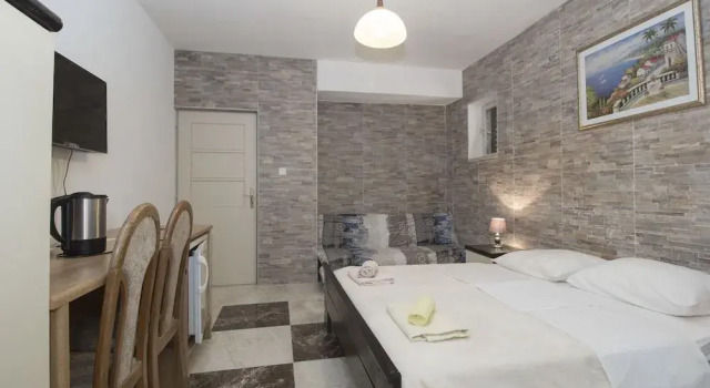 Apartments and rooms Eugenia