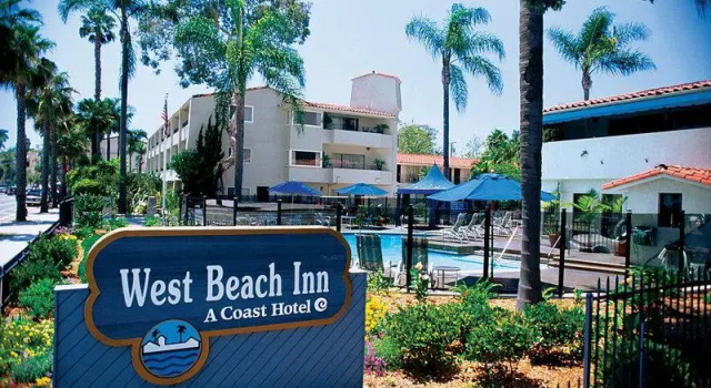 Кровать в общем номере West Beach Inn, a Coast Hotel