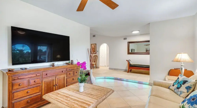 4 Mi to Beach: Coastal Cape Coral Home, Забронировать Дом для отпуска Виллы Кейп-Корал, Вилла