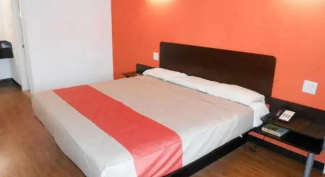 Кровать в общем номере Rodeway Inn Downtown