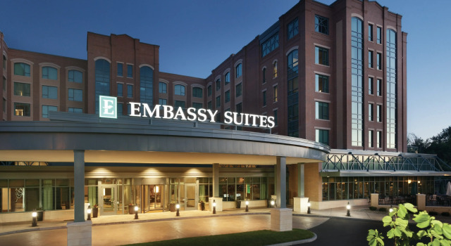 Embassy Suites Saratoga Springs, Забронировать Отель Саратога-Спрингс штат Нью-Йорк, рядом с Saratoga Springs Visitor's Center
