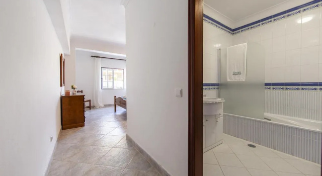 W 01 - Bedroom 1 in Topside Luz Guesthouse, Забронировать Апартаменты/квартира Апартаменты Алгарви, Апартаменты/квартира