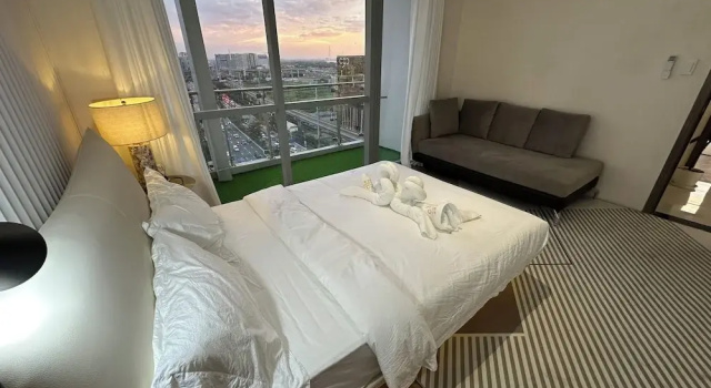 Номер Luxury Пентхаус с балконом и с видом на город Luxury Penthouse & High-Floor Hotel near City of Dreams, Airport, Okada, and Solaire Casino