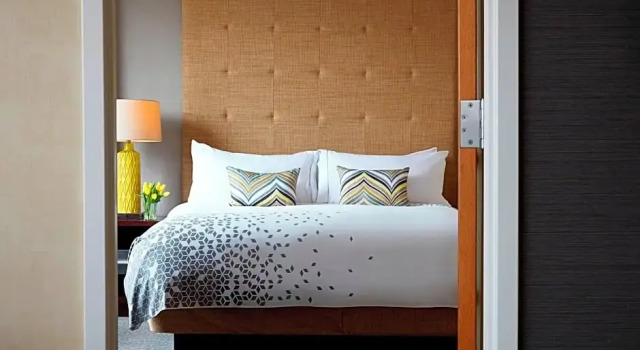 Двухместный полулюкс c 1 комнатой Renaissance Columbus Downtown Hotel