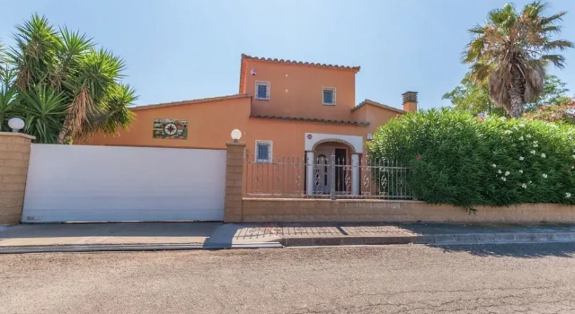 Fantastic Holiday Home With Private Pool at the Port Including a Private Berth