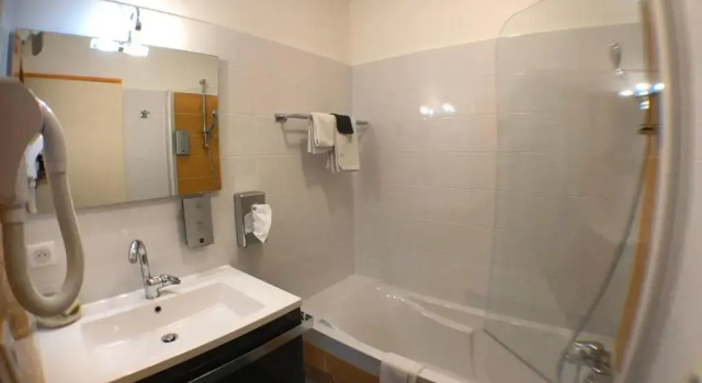 Двухместный номер Standard Logis Auvhôtel