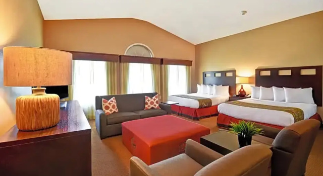 Люкс Deluxe GrandStay Hotel & Suites La Crosse
