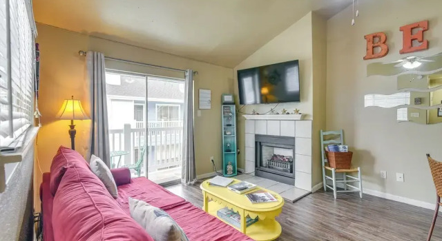 Bay View, Pool Access: Romantic Galveston Retreat!