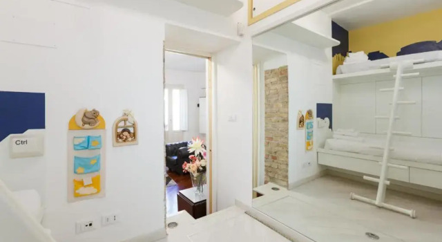 Trevi Charming Penthouse, Забронировать Отель Треви Рим, рядом с Посольство США в Риме