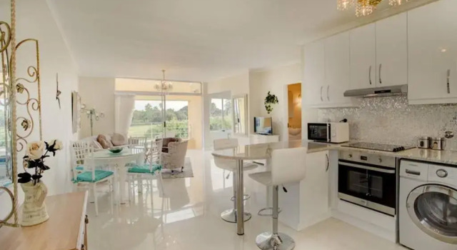 Апартаменты L`Azur : Elegant Apartment with Sea View