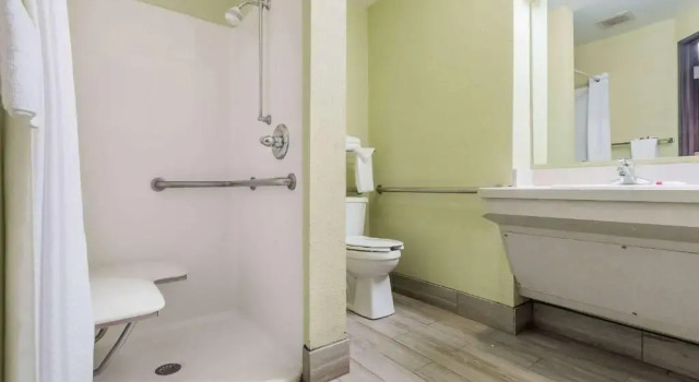 Люкс Days Inn & Suites by Wyndham Rocky Mount Golden East