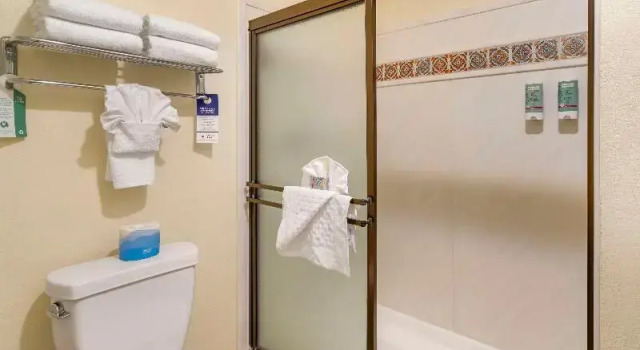 Четырёхместный номер Standard с балконом Best Western Casa Grande Inn