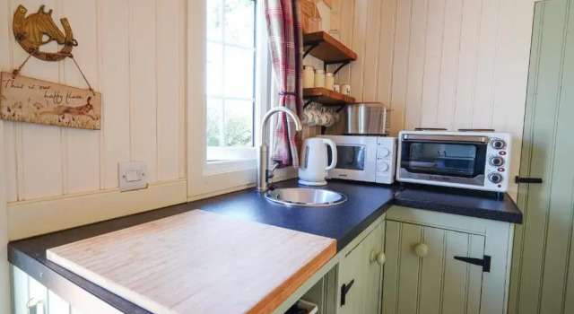 The Laburnum Retreat Shepherd Hut private hot Tub