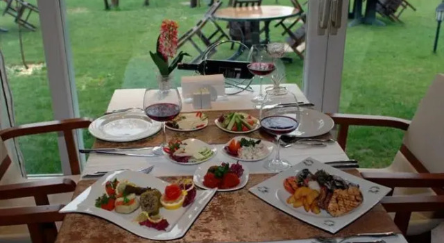 Miranda Garden Hotel, Rezerwuj Hotel Hotele w Polonezkoy z basenem, Basen
