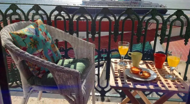 Кровать в общем номере с 6 комнатами с видом на реку Localtraveling ALFAMA River View - Family Apartments