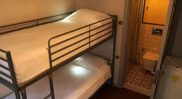 Номер Economy Tilas - Rooms in 19th Century Wooden Townhouse,Kadikoy