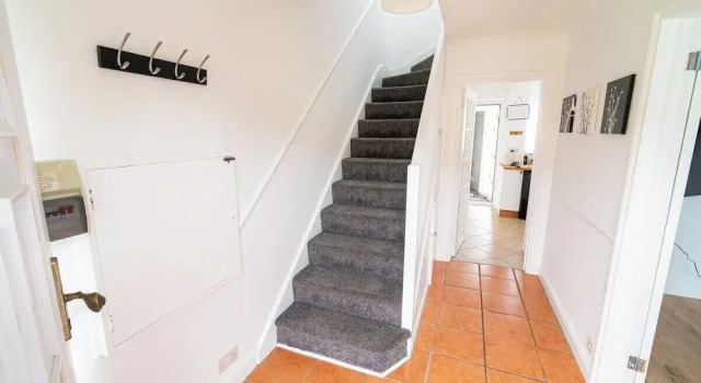 Comfortable 3-bed, 2-bath Basingstoke Stay, Book Feriehus Villaer i Basingstoke, Villa