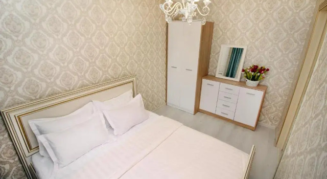 Шевченко 72 угол Абылай хана, ЗОЛОТОЙ КВАДРАТ ЦЕНТР НОВАЯ 2х комн, Boek Hotel Alma-Ata Kazachstan, in de buurt van Abay Metro Station